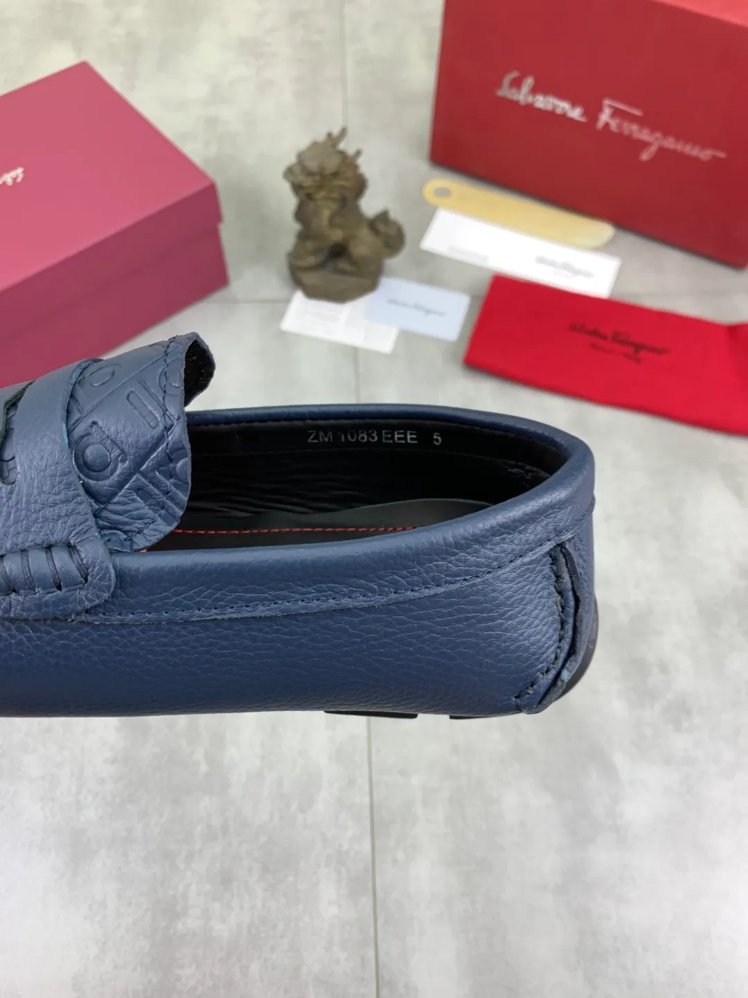Men's shoes 💰P542 New model, high quality [Ferragamo/Ferragamo] Latest lazy slip-on shoes Original imported calfskin, imported cowhide lining + original luxury metal buckle + original combination outsole Comparison without pressure Code number: 38-45